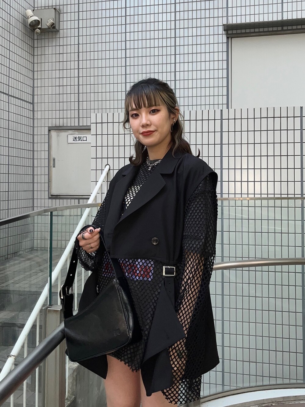 ブラック系のテーラードジャケット、ブラック系のTシャツ/カットソー、ブラック系のTシャツ/カットソーを着用したレディースの春コーディネートの3枚目の写真