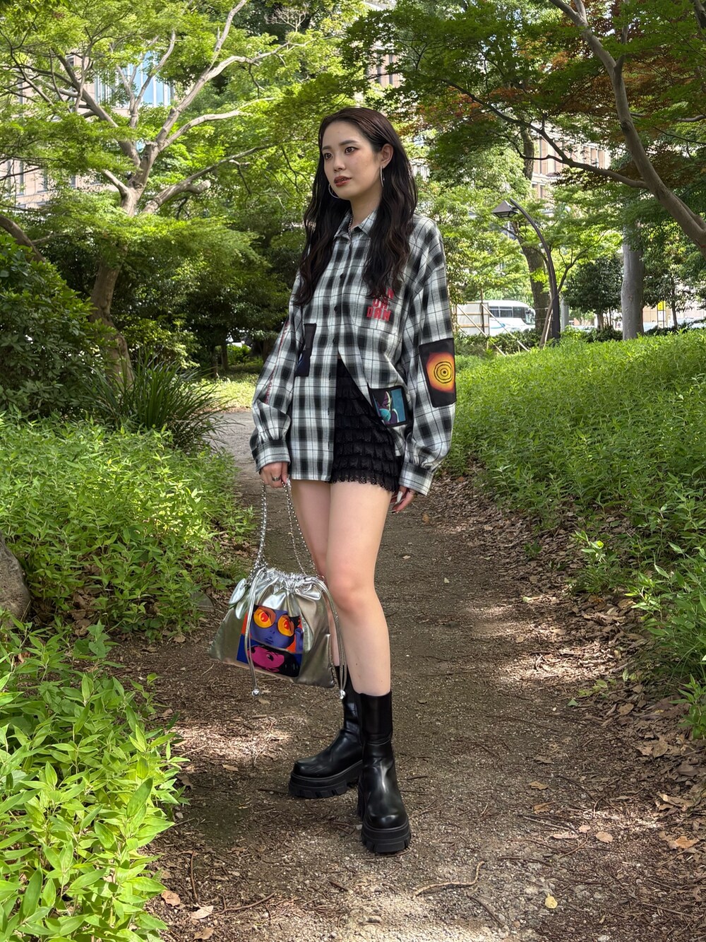 ブラック系のシャツ/ブラウス、ブラック系のその他パンツ、シルバー系のトートバッグを着用したレディースの夏コーディネートの2枚目の写真