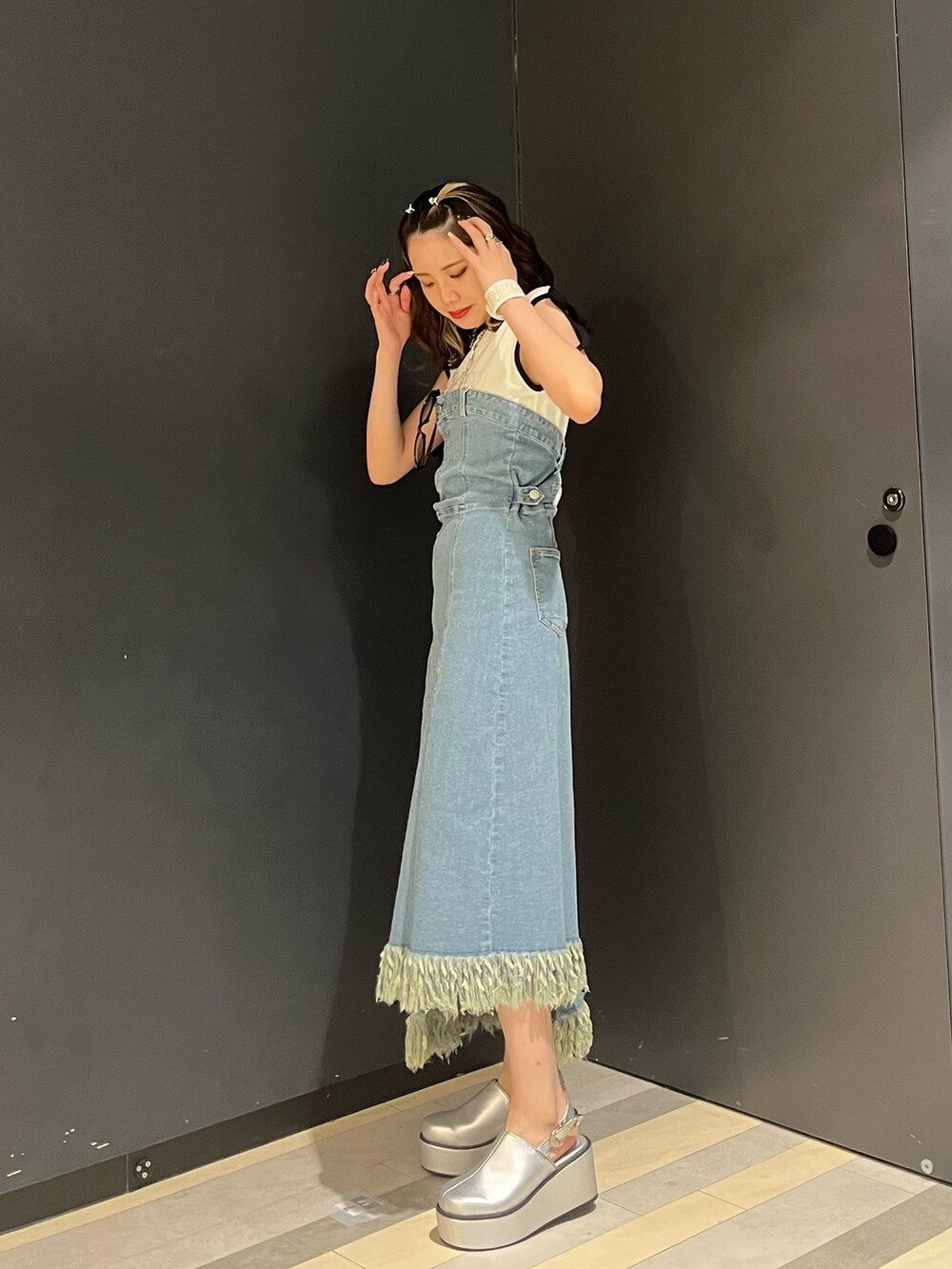 ブルー系のジャンパースカート、ホワイト系のTシャツ/カットソー、シルバー系のサンダルを着用したレディースの夏コーディネートの2枚目の写真