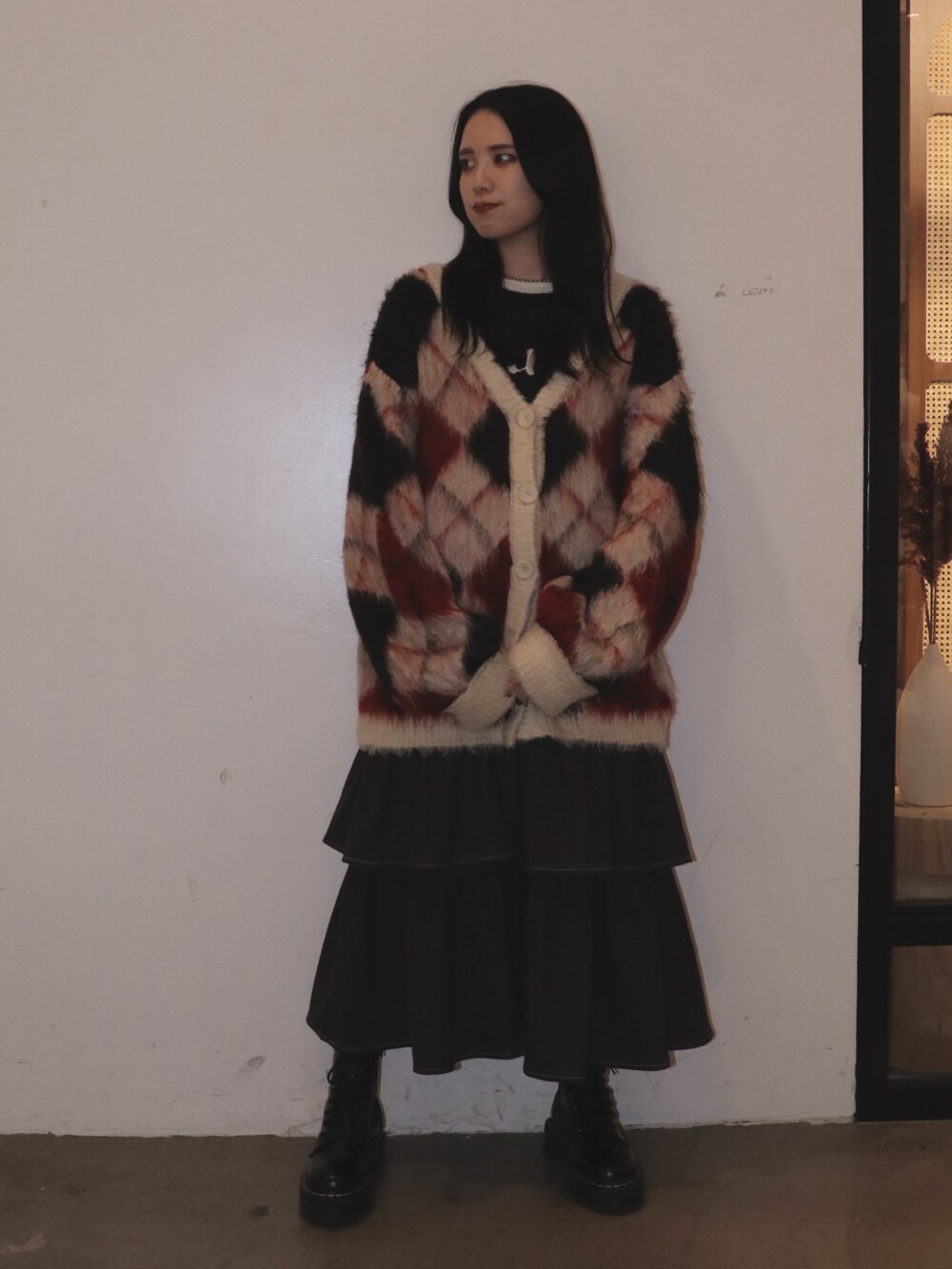 ホワイト系のカーディガン/ボレロ、ブラック系のニット/セーター、グレー系のワンピースを着用したレディースの秋コーディネートの2枚目の写真