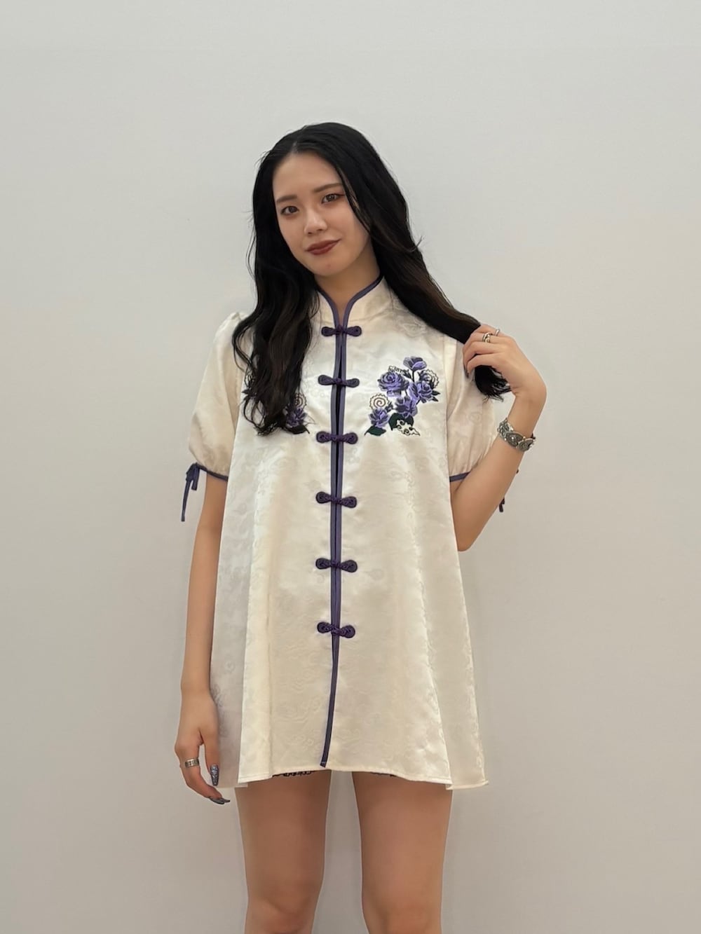 ホワイト系のシャツ/ブラウス、シルバー系のブレスレットを着用したレディースの春コーディネートの4枚目の写真