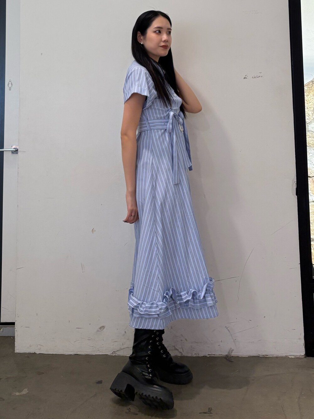 ブルー系のワンピースを着用したレディースの春コーディネートの2枚目の写真