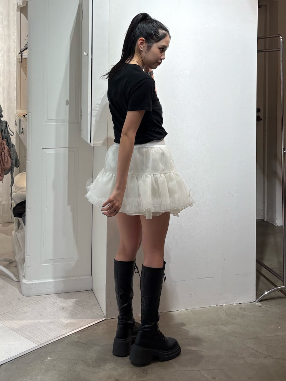 ブラック系のTシャツ/カットソー、ホワイト系のスカートを着用したレディースの春コーディネートの3枚目の写真