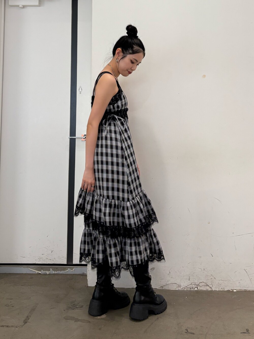 ブラック系のワンピースを着用したレディースの夏コーディネートの3枚目の写真