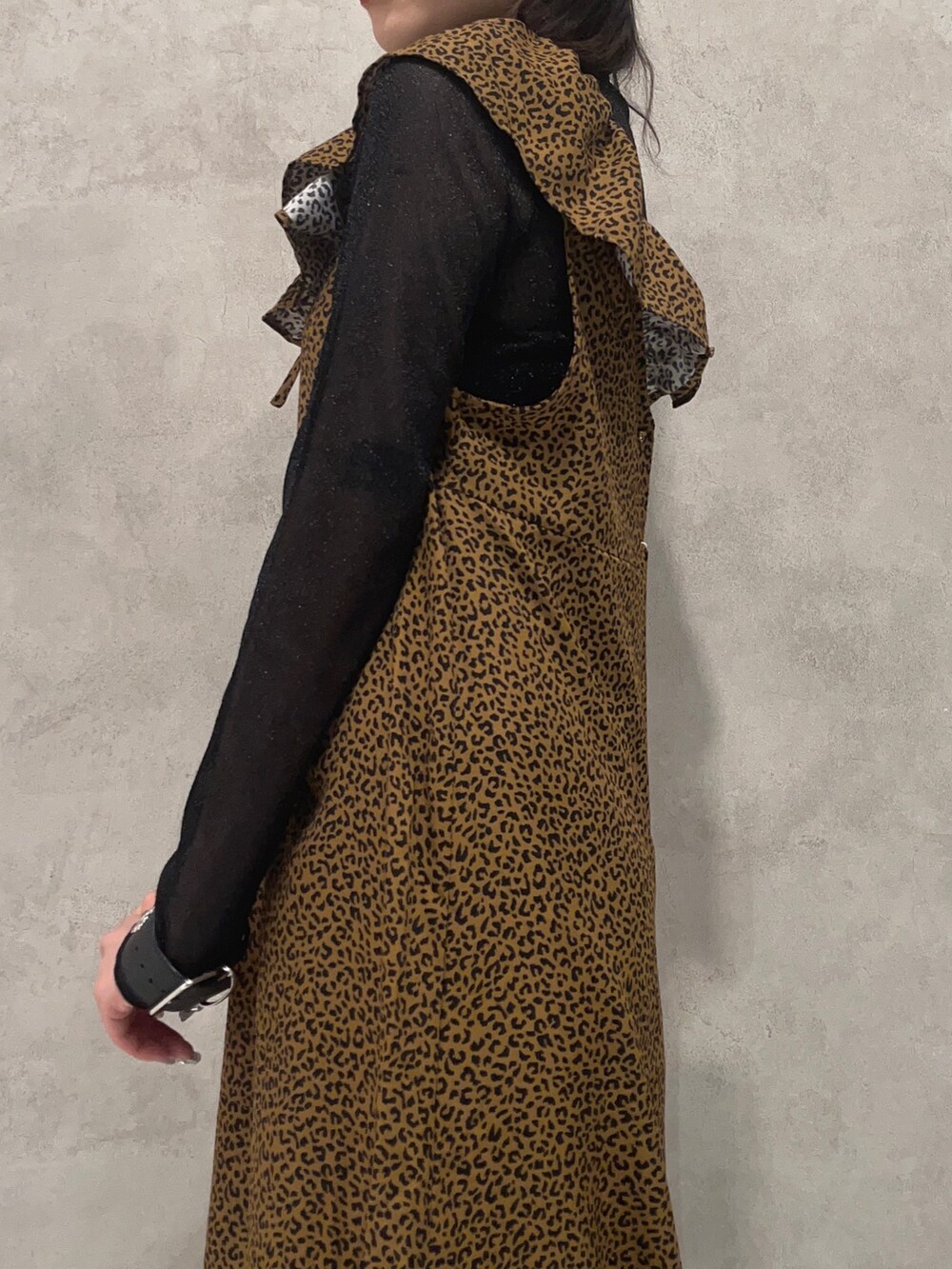 ブラウン系のワンピース、ブラック系のTシャツ/カットソー、ブラック系のブーツを着用したレディースの夏コーディネートの6枚目の写真