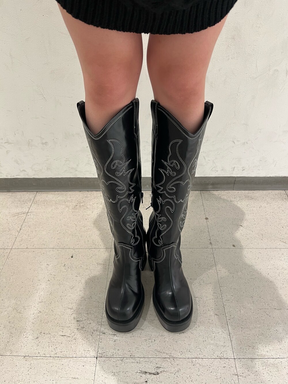 グレー系のTシャツ/カットソー、ブラック系のニット/セーター、ブラック系のその他パンツを着用したレディースの冬コーディネートの6枚目の写真