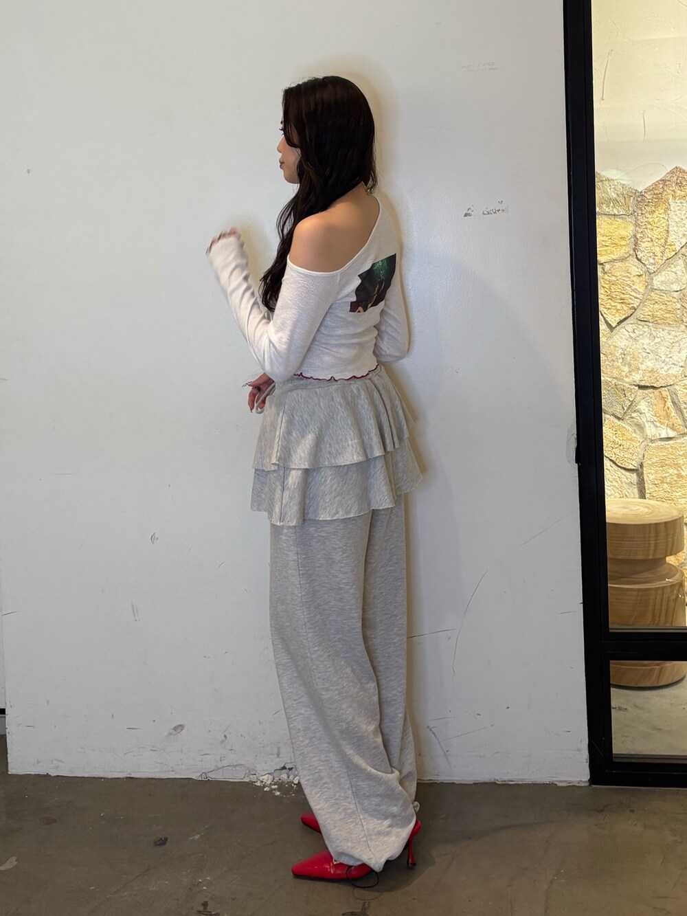 グレー系のスウェットパンツ、ホワイト系のTシャツ/カットソーを着用したレディースの夏コーディネートの3枚目の写真