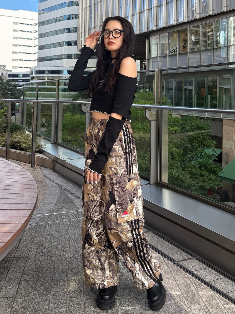 ブラック系のTシャツ/カットソーを着用したレディースの夏コーディネートの2枚目の写真