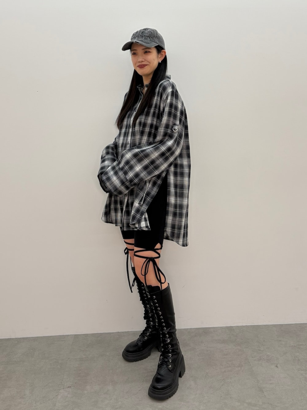 ブラック系のシャツ/ブラウス、ブラック系のその他パンツ、ブラック系のキャップを着用したレディースの春コーディネートの2枚目の写真