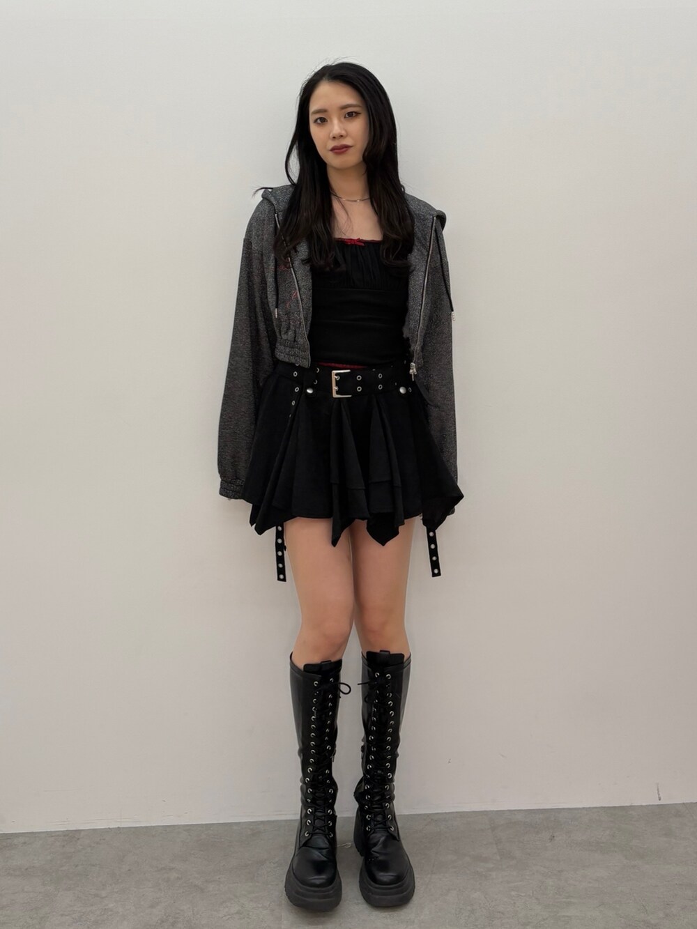 ブラック系のスカート、ブラック系のキャミソール、ブラック系のパーカーを着用したレディースの冬コーディネートの3枚目の写真