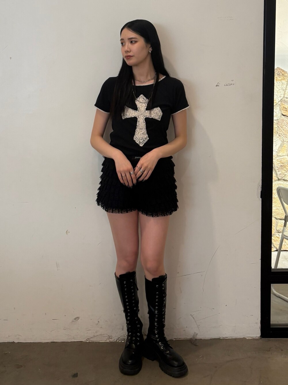 ブラック系のTシャツ/カットソー、ブラック系のその他パンツを着用したレディースの春コーディネートの2枚目の写真