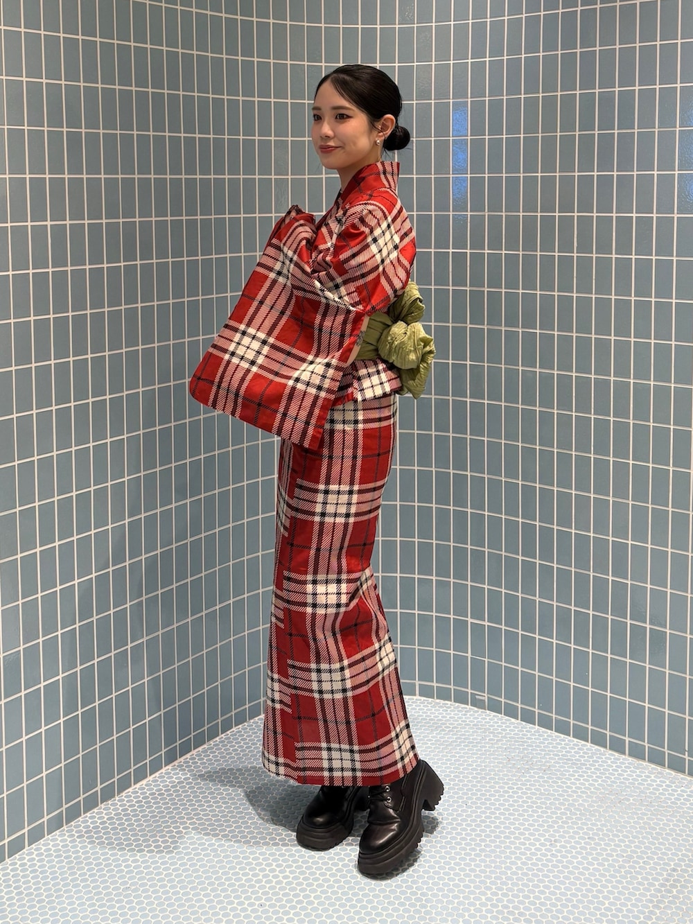 レッド系の浴衣を着用したレディースの春コーディネートの2枚目の写真