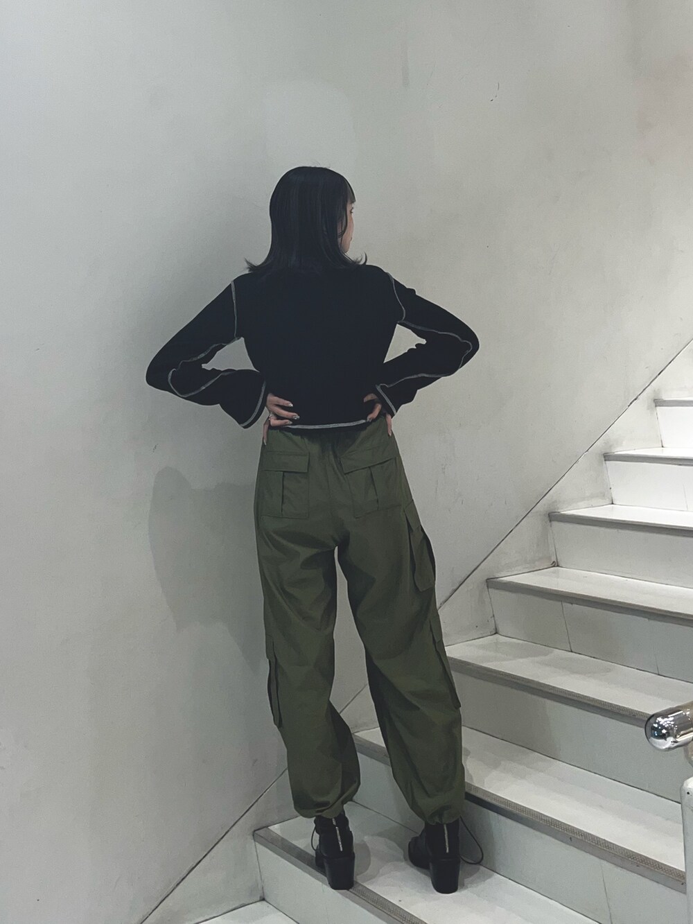 グリーン系のその他パンツ、ブラック系のTシャツ/カットソー、シルバー系のネックレスを着用したレディースの春コーディネートの2枚目の写真