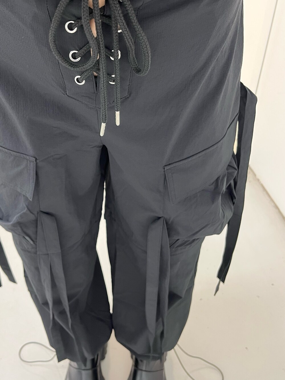 グリーン系のニット/セーター、ブラック系のその他パンツ、ブラック系のボストンバッグを着用したレディースの冬コーディネートの6枚目の写真