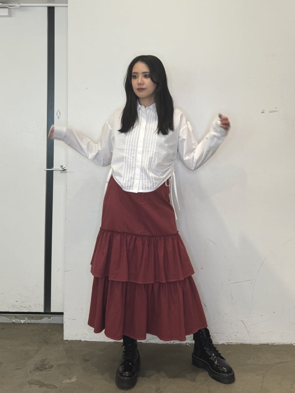 ホワイト系のシャツ/ブラウス、レッド系のワンピースを着用したレディースの秋コーディネートの4枚目の写真