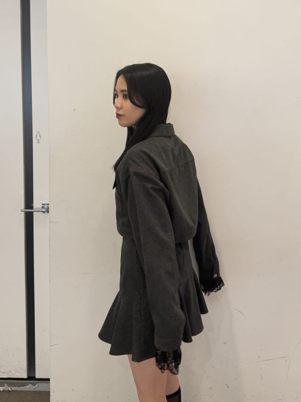 ブラック系のTシャツ/カットソー、グレー系のワンピースを着用したレディースの秋コーディネートの5枚目の写真