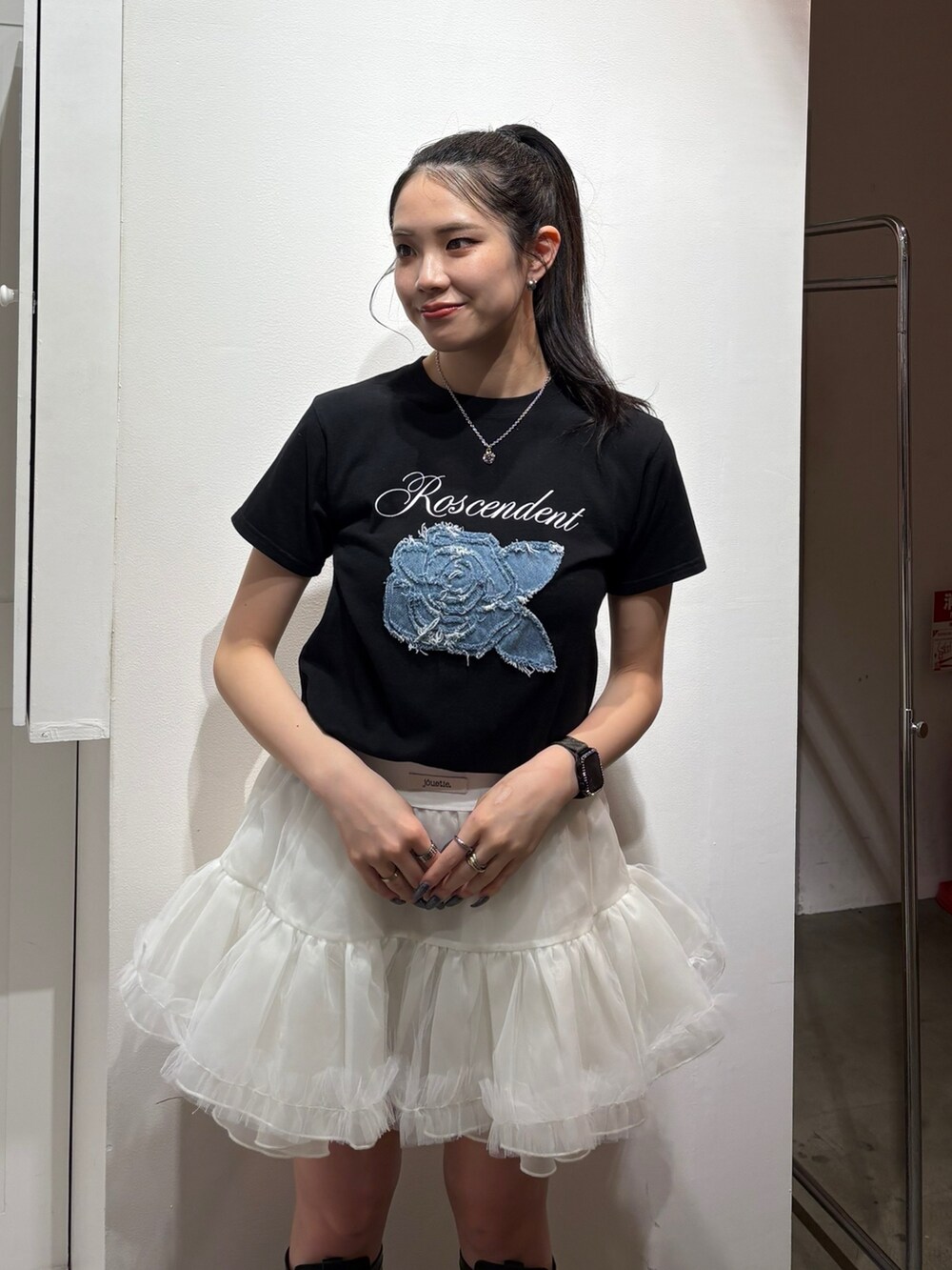 ブラック系のTシャツ/カットソー、ホワイト系のスカートを着用したレディースの春コーディネートの5枚目の写真