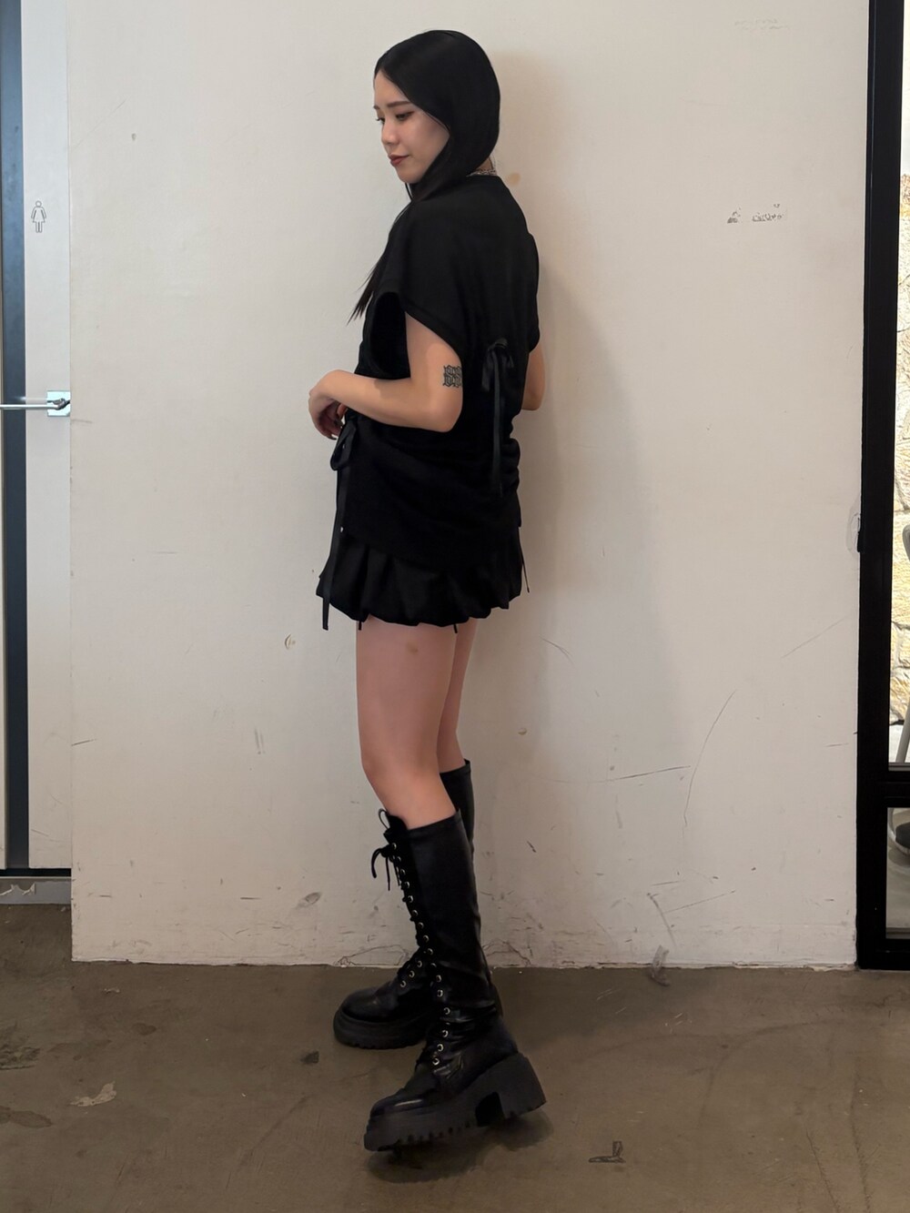 ブラック系のTシャツ/カットソー、ブラック系のスカートを着用したレディースの春コーディネートの3枚目の写真