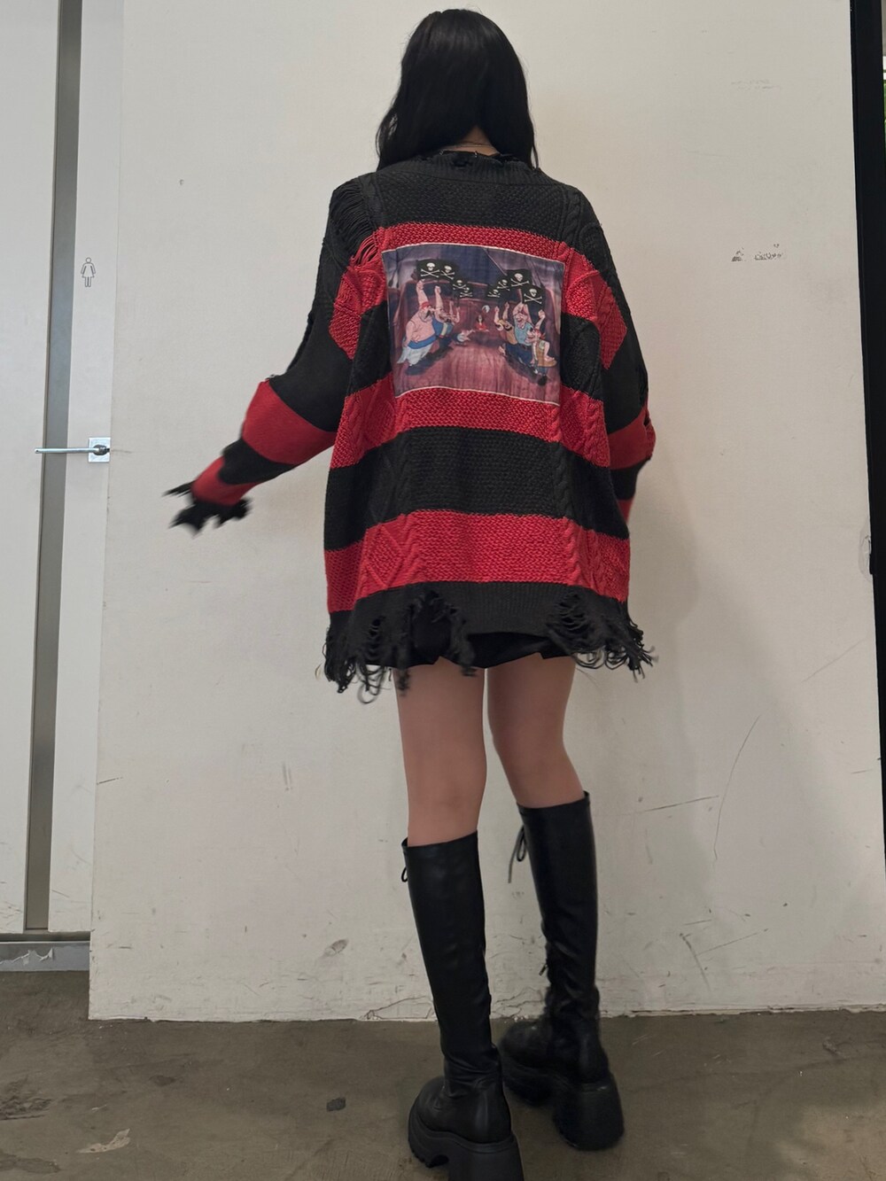 レッド系のカーディガン/ボレロ、ブラック系のワンピース、ブラック系のブーツを着用したレディースの夏コーディネートの4枚目の写真