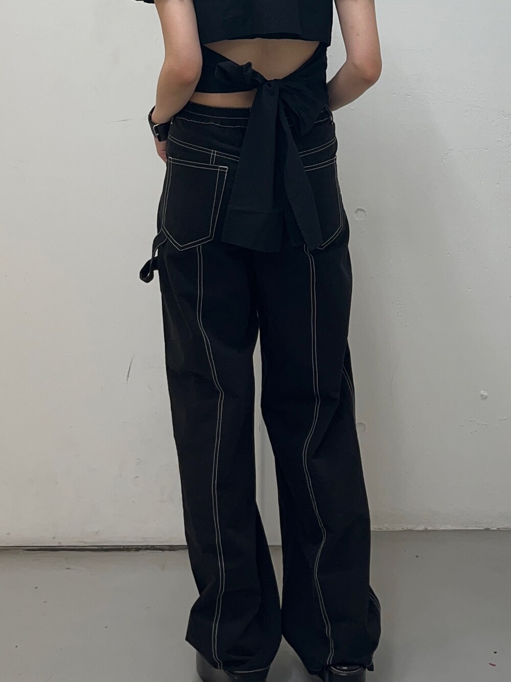 ブラック系のその他パンツ、ブラック系のシャツ/ブラウス、ブラック系のサンダルを着用したレディースの夏コーディネートの8枚目の写真