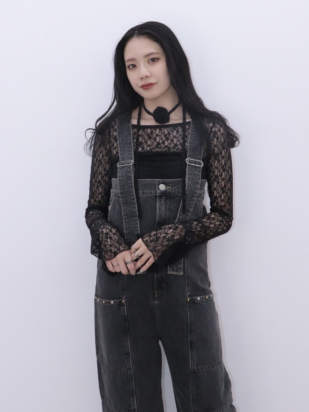 ブラック系のつなぎ/オールインワン、ブラック系のパンプスを着用したレディースの冬コーディネートの3枚目の写真