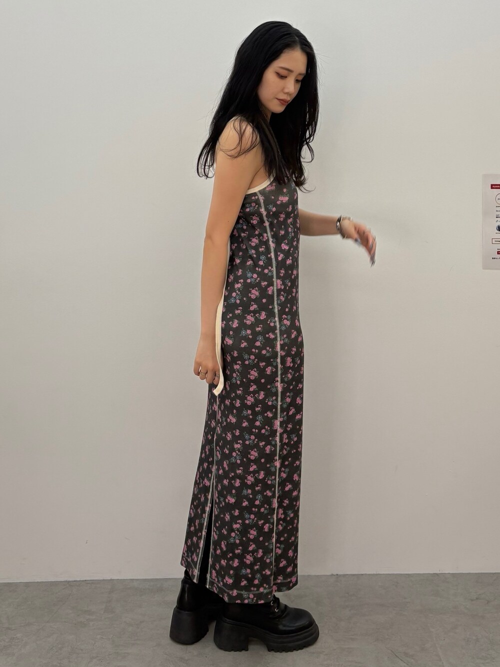 ブラック系のワンピース、シルバー系のネックレスを着用したレディースの春コーディネートの3枚目の写真