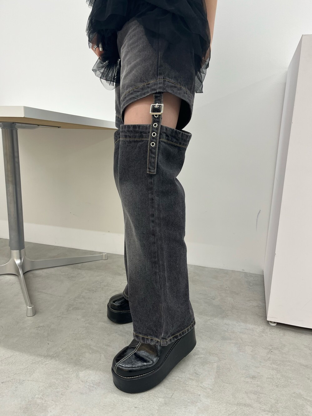 ブラック系のワンピース、ブラック系のデニムパンツを着用したレディースの春コーディネートの6枚目の写真