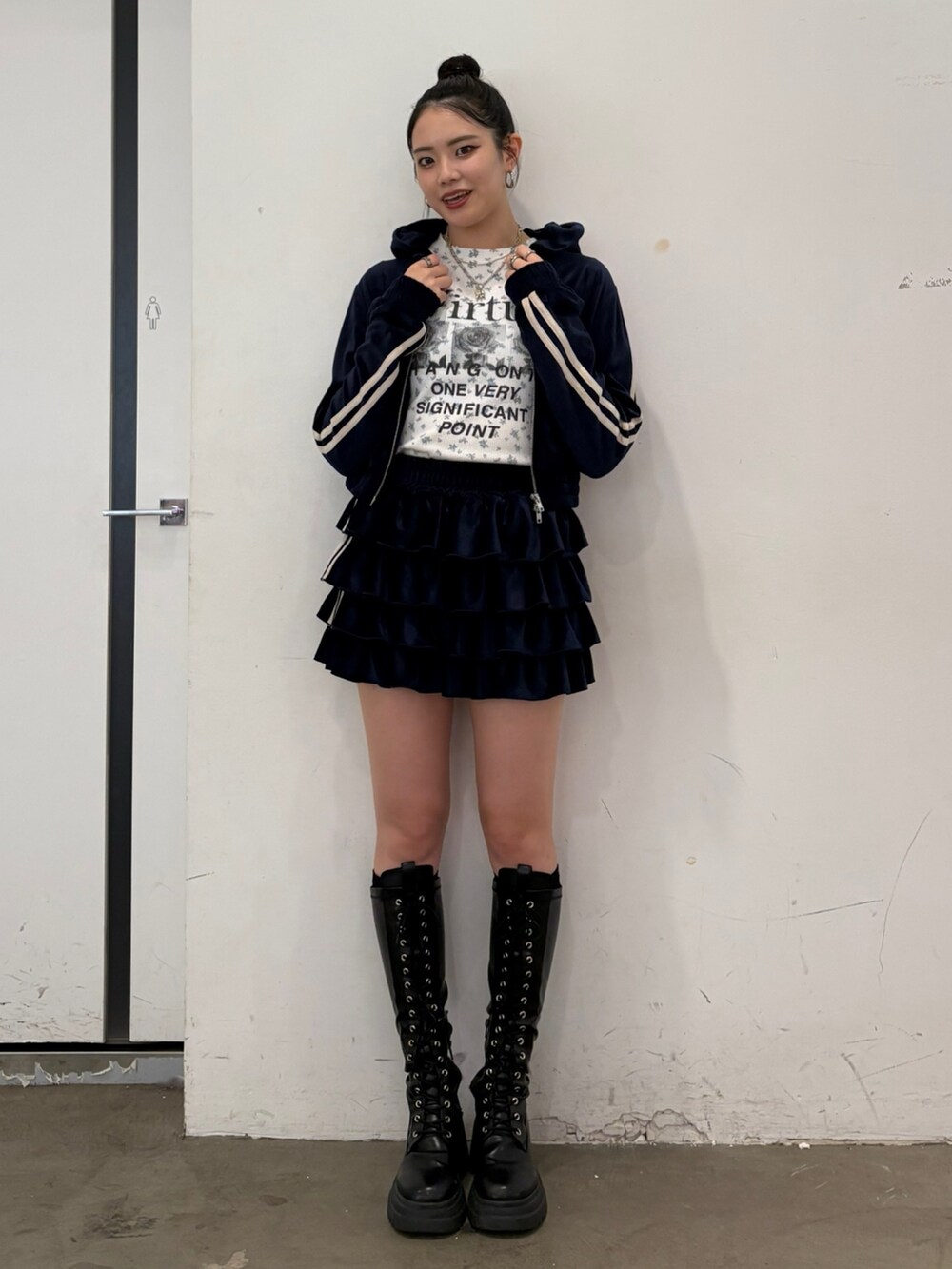 ホワイト系のTシャツ/カットソー、ブルー系のスカート、ブルー系のパーカーを着用したレディースの夏コーディネートの4枚目の写真