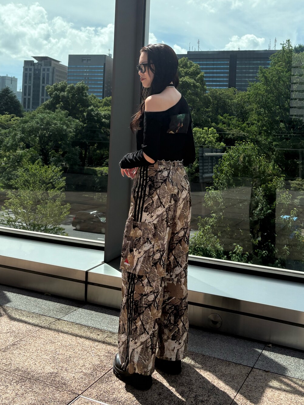 ブラック系のTシャツ/カットソーを着用したレディースの夏コーディネートの3枚目の写真