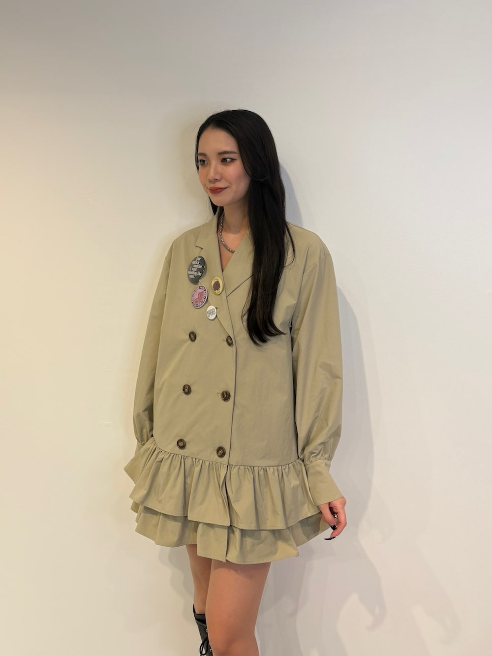 ベージュ系のワンピース、ブラック系のブーツを着用したレディースの秋コーディネートの4枚目の写真