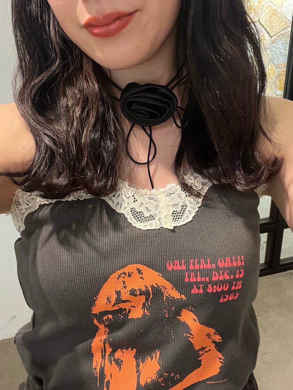 ブラック系のワンピース、ブラック系のスカート、ブラック系のブーツを着用したレディースの夏コーディネートの6枚目の写真