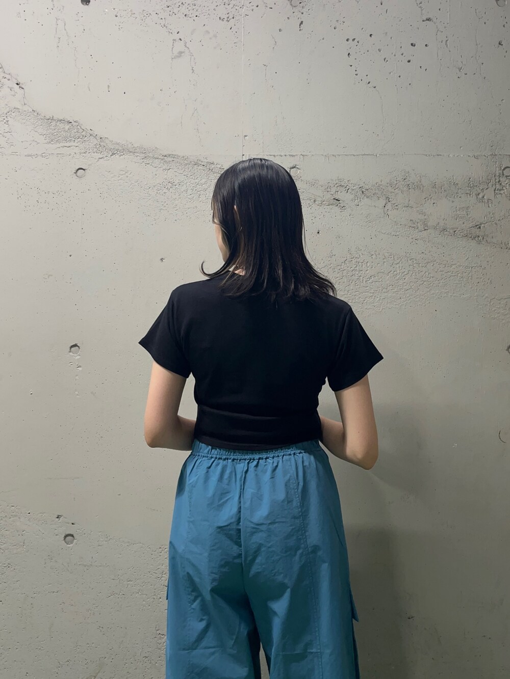 ブルー系のカーゴパンツ、ブラック系のサンダル、ブラック系のTシャツ/カットソーを着用したレディースの夏コーディネートの5枚目の写真