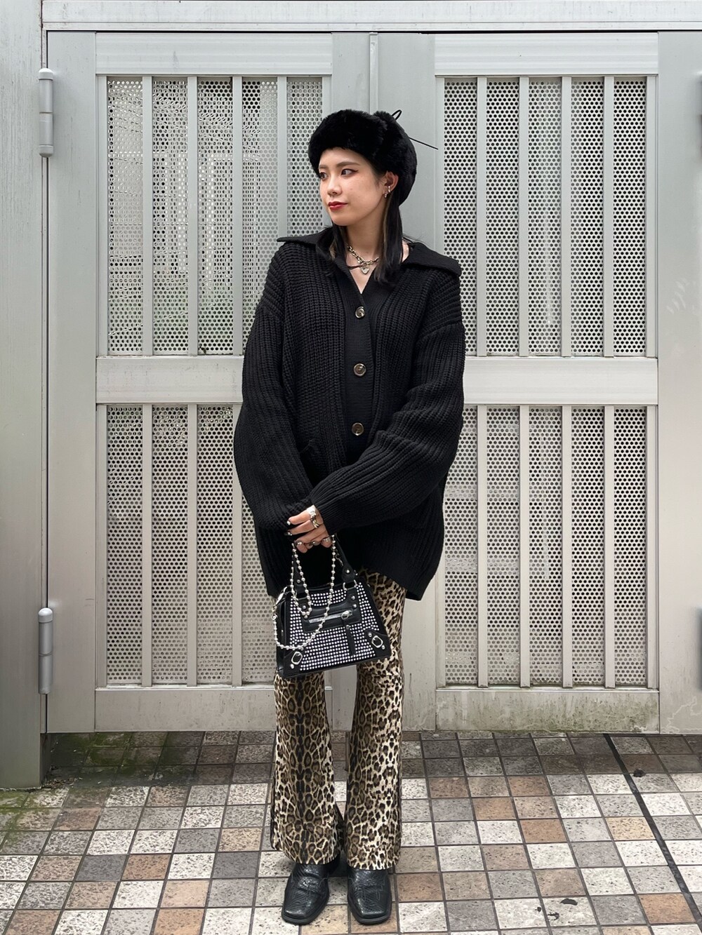 ブラック系のカーディガン/ボレロ、ブラウン系のその他パンツ、ブラック系のキャップを着用したレディースの秋コーディネートの2枚目の写真