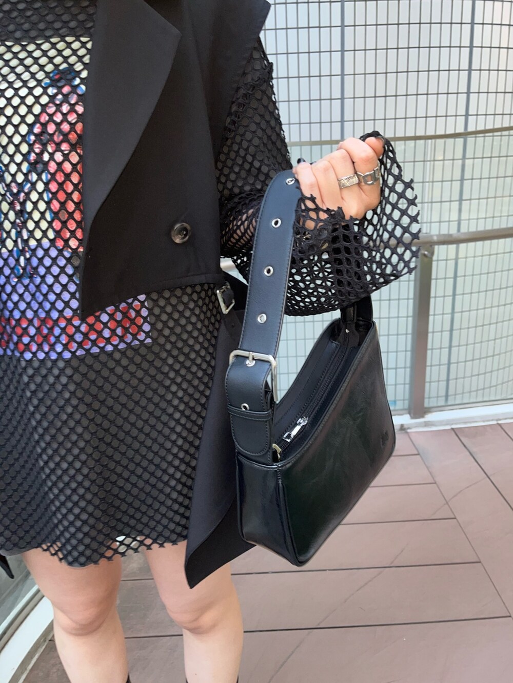 ブラック系のテーラードジャケット、ブラック系のTシャツ/カットソー、ブラック系のTシャツ/カットソーを着用したレディースの春コーディネートの8枚目の写真