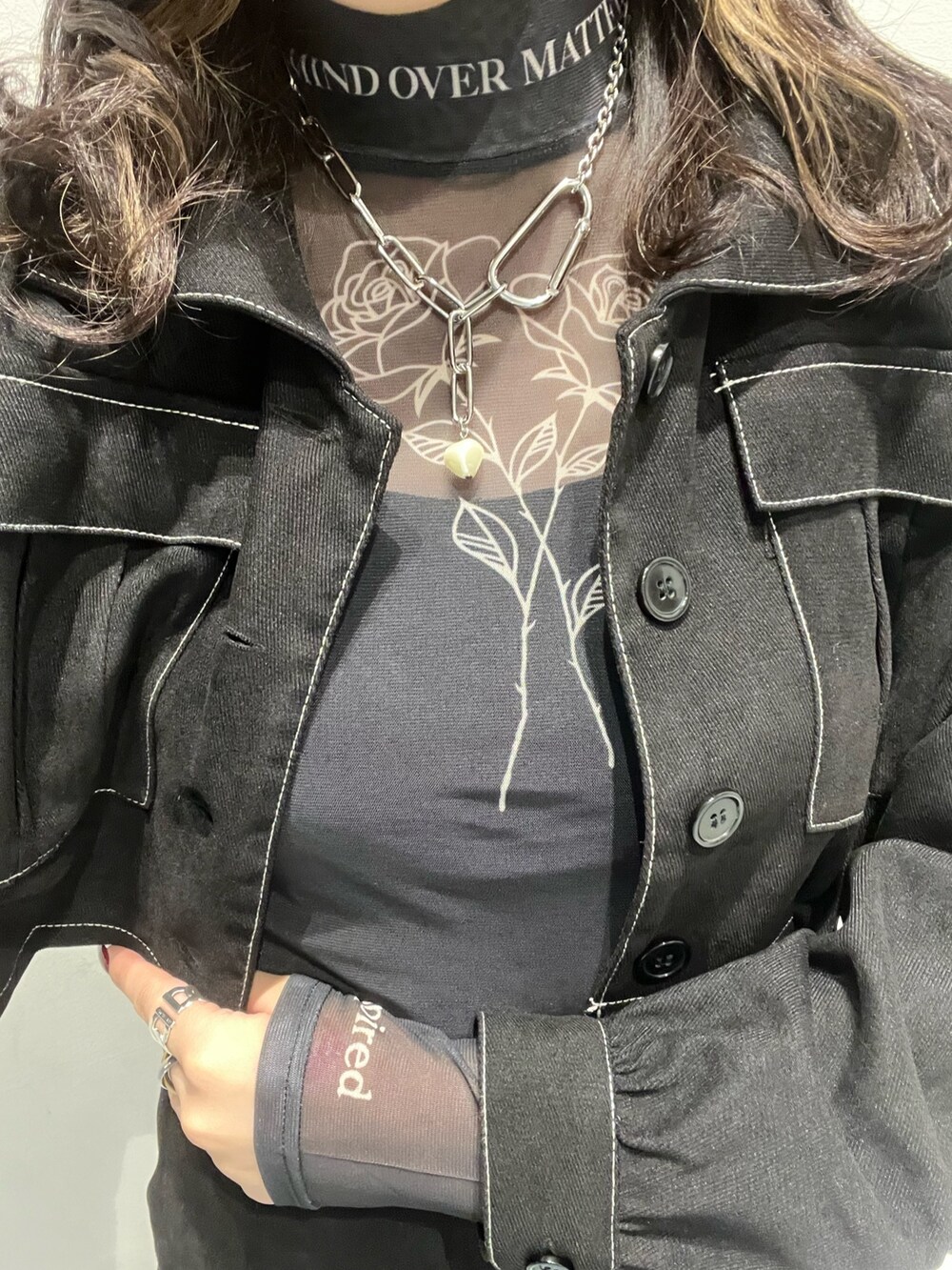 ブラック系のワンピース、ブラック系のブーツ、ブラック系のTシャツ/カットソーを着用したレディースの冬コーディネートの6枚目の写真