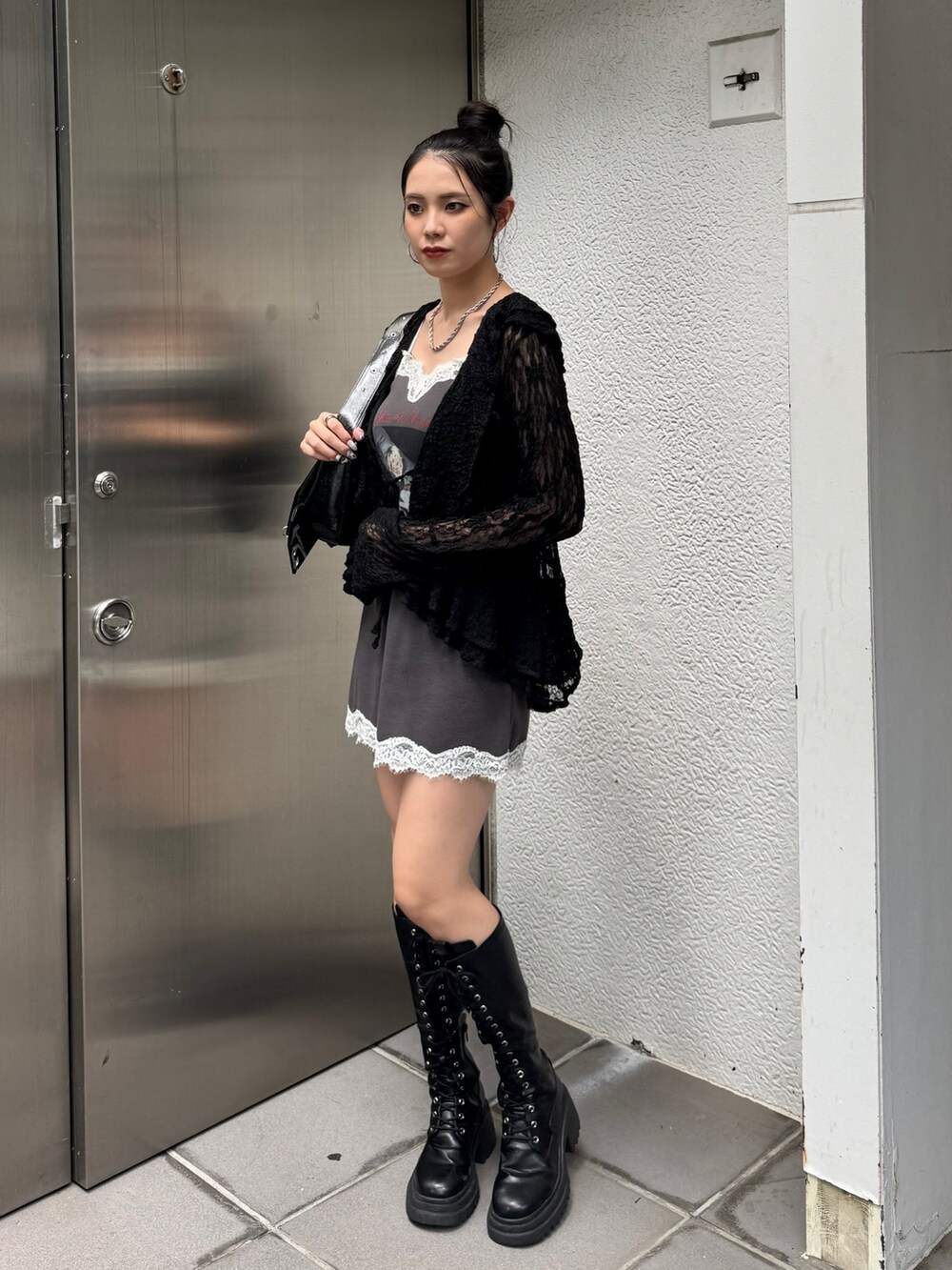 ブラック系のワンピース、ブラック系のシャツ/ブラウス、ブラック系のブーツを着用したレディースの夏コーディネートの2枚目の写真