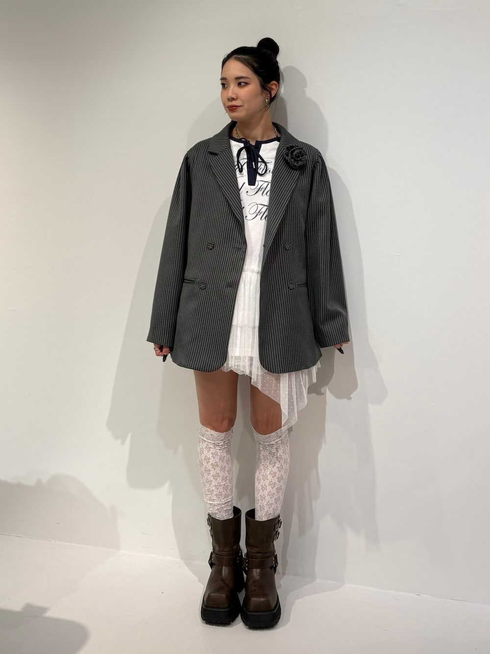 その他のテーラードジャケット、ブラウン系のブーツ、ホワイト系のワンピースを着用したレディースの冬コーディネートの2枚目の写真