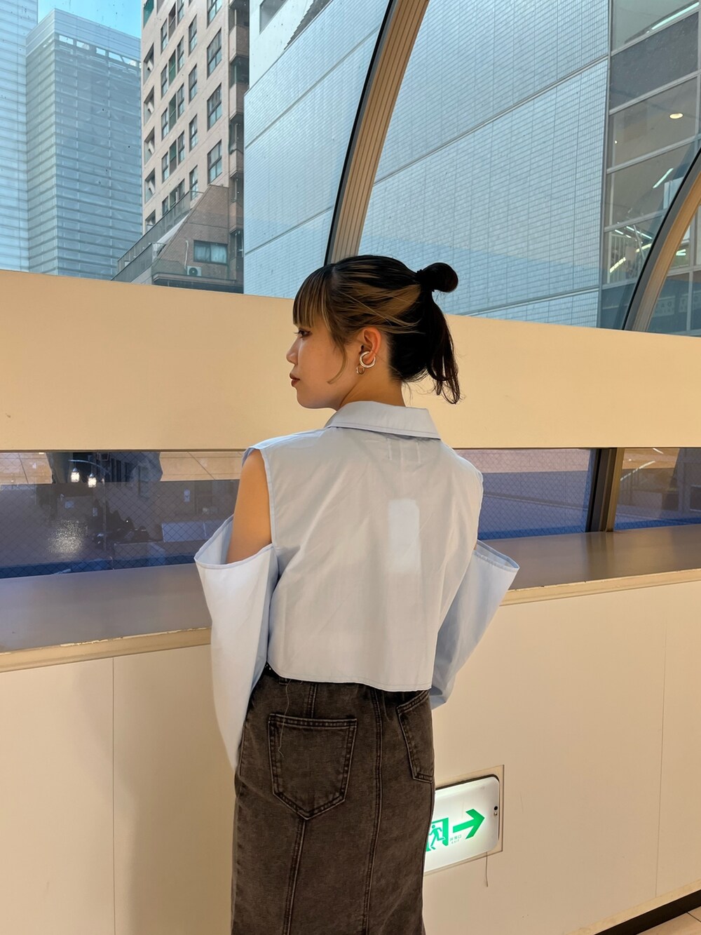 ブルー系のシャツ/ブラウス、ブラック系のデニムスカート、ブラック系のサンダルを着用したレディースの夏コーディネートの4枚目の写真