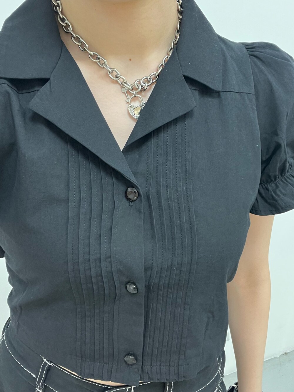 ブラック系のその他パンツ、ブラック系のシャツ/ブラウス、ブラック系のサンダルを着用したレディースの夏コーディネートの6枚目の写真