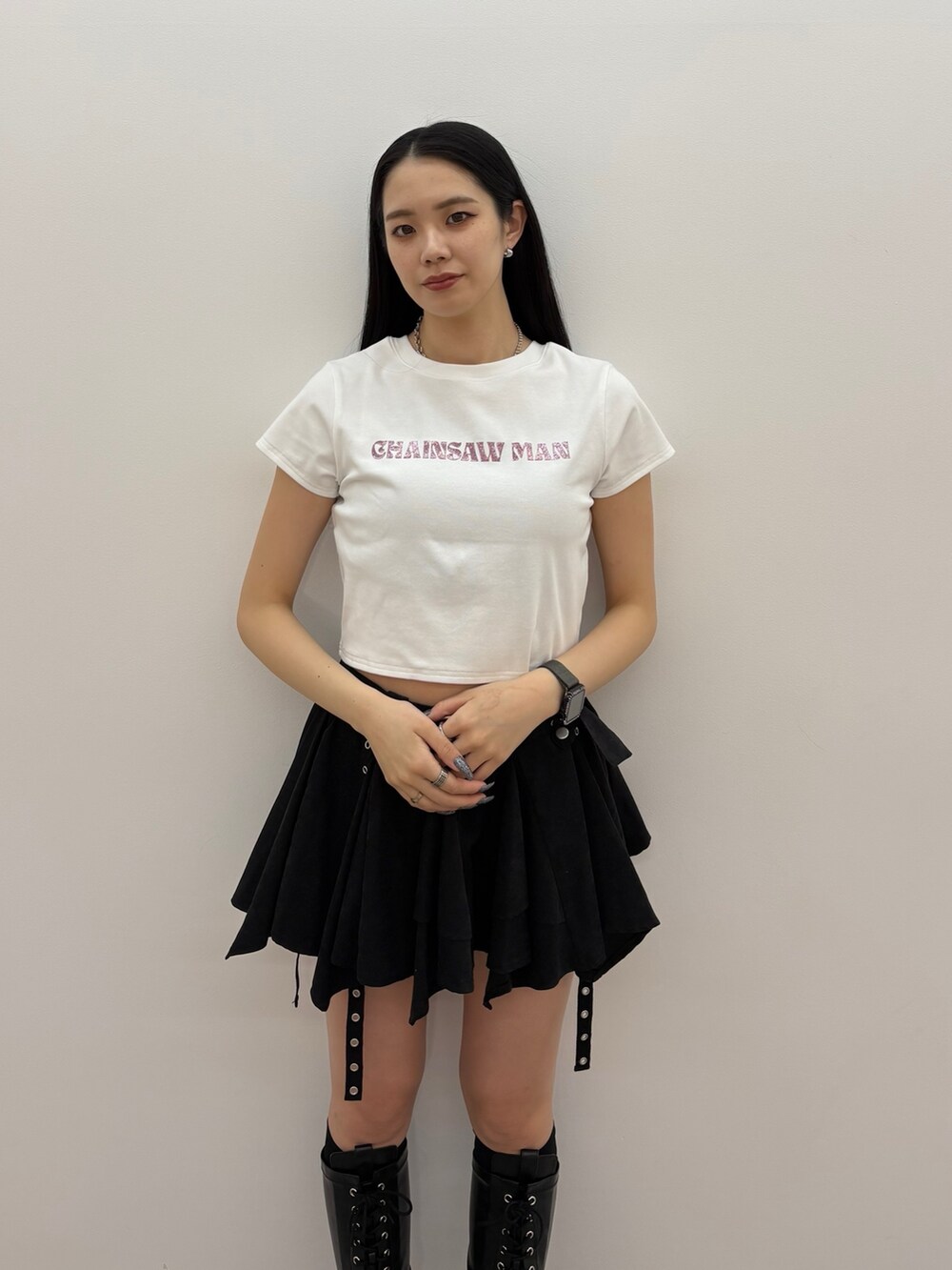 ブラック系のスカート、ホワイト系のTシャツ/カットソーを着用したレディースの春コーディネートの4枚目の写真