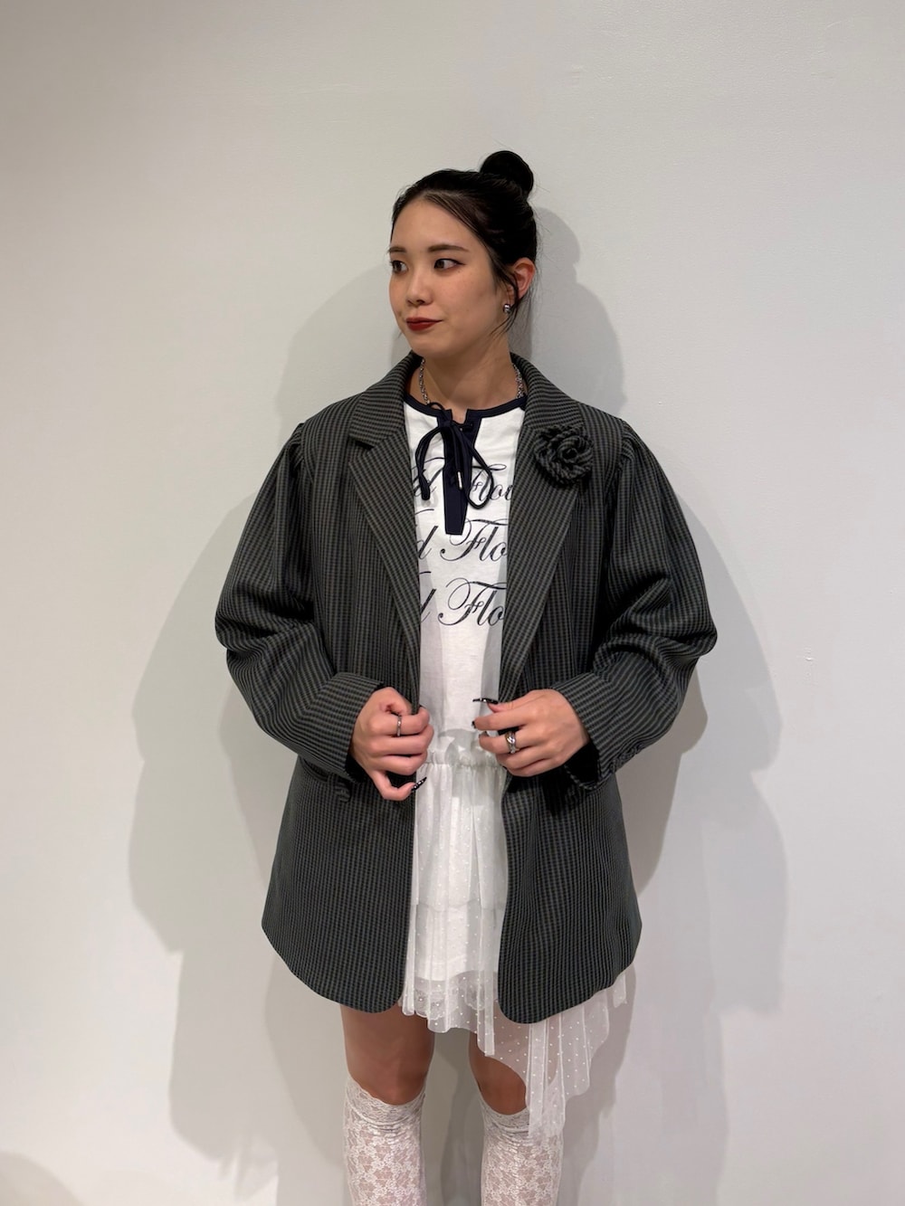 その他のテーラードジャケット、ブラウン系のブーツ、ホワイト系のワンピースを着用したレディースの冬コーディネートの4枚目の写真