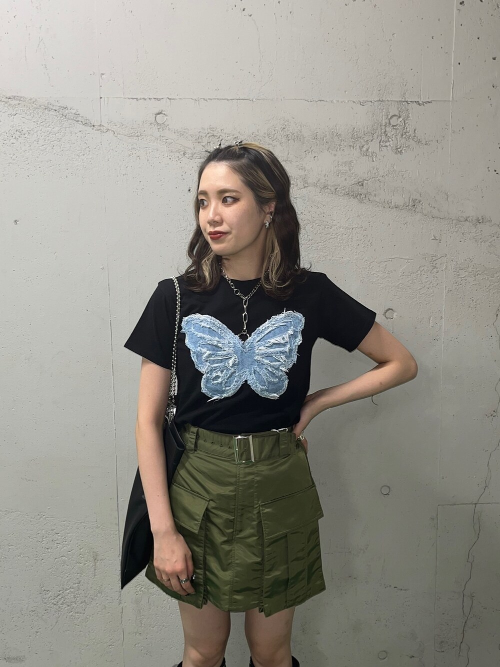 ブラック系のTシャツ/カットソー、グリーン系のその他パンツ、ブラック系のトートバッグを着用したレディースの夏コーディネートの4枚目の写真