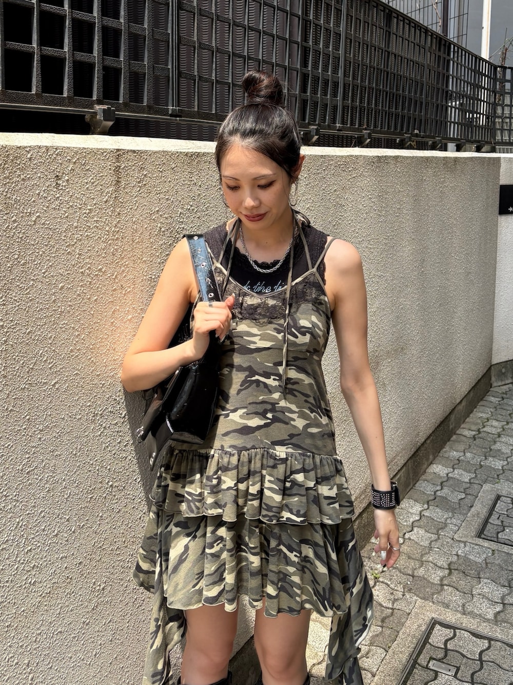 グリーン系のワンピース、ブラック系のタンクトップを着用したレディースの夏コーディネートの5枚目の写真