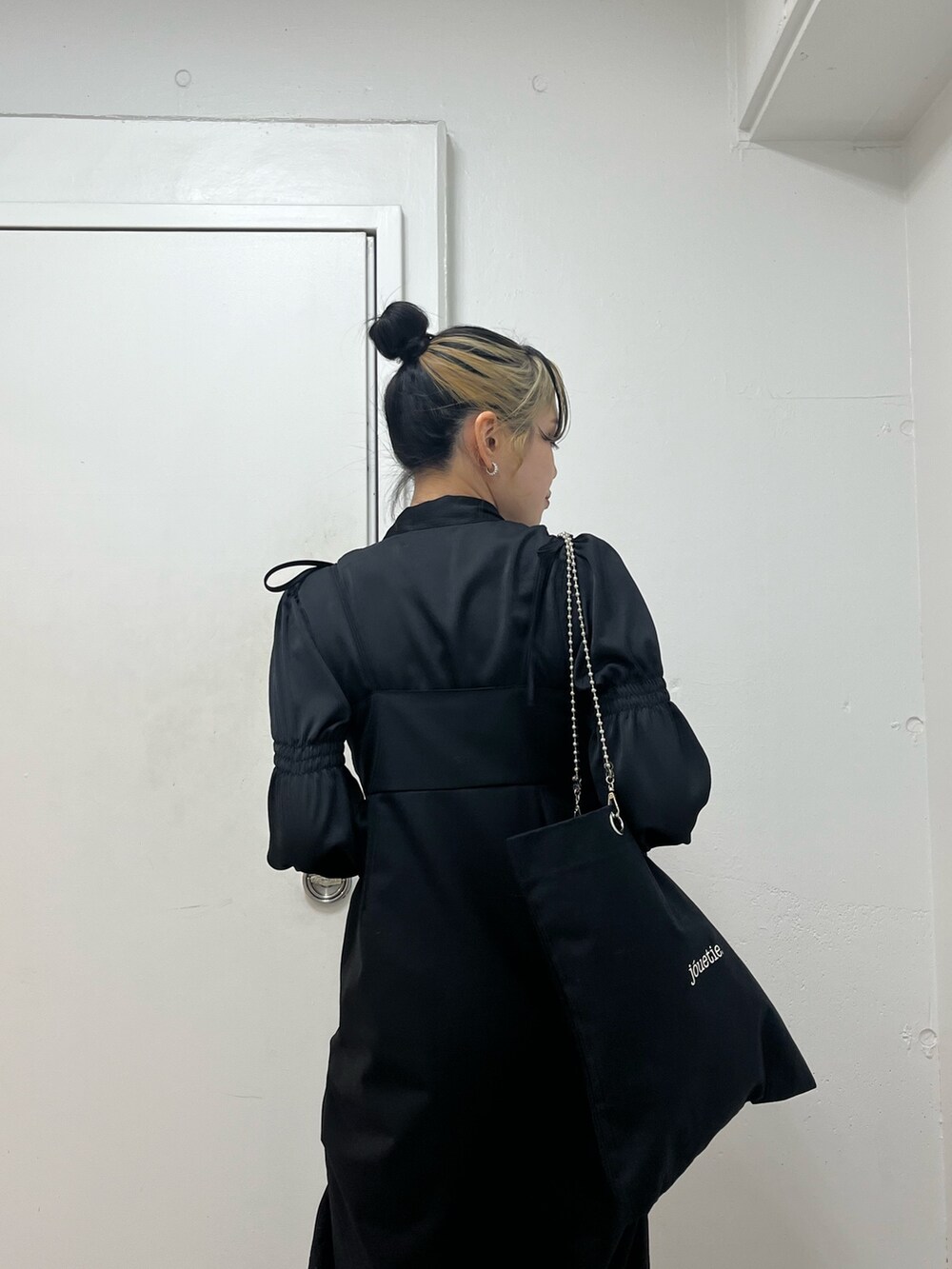 ブラック系のワンピース、ブラック系のシャツ/ブラウス、ブラック系のトートバッグを着用したレディースの冬コーディネートの5枚目の写真