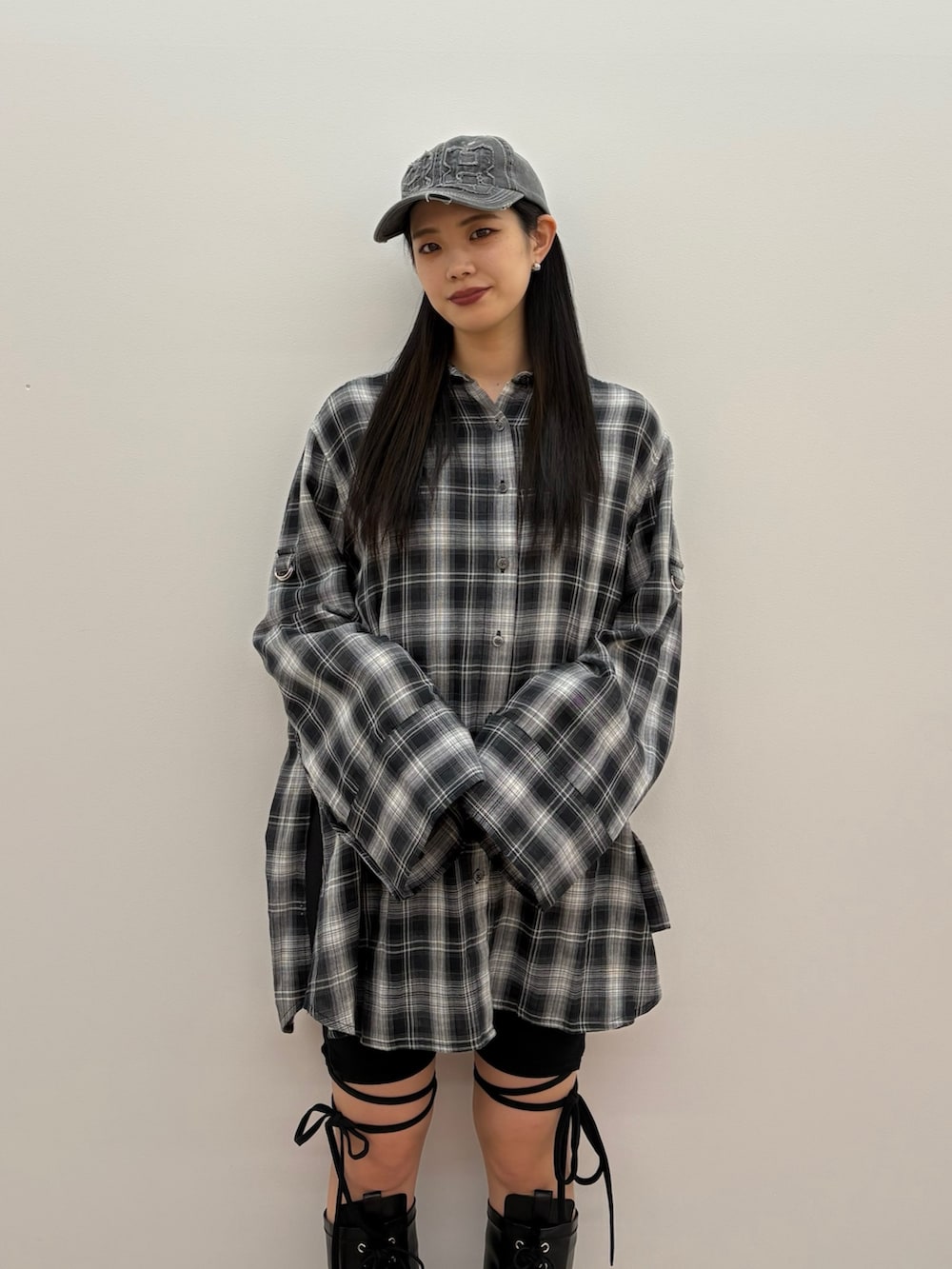 ブラック系のシャツ/ブラウス、ブラック系のその他パンツ、ブラック系のキャップを着用したレディースの春コーディネートの3枚目の写真