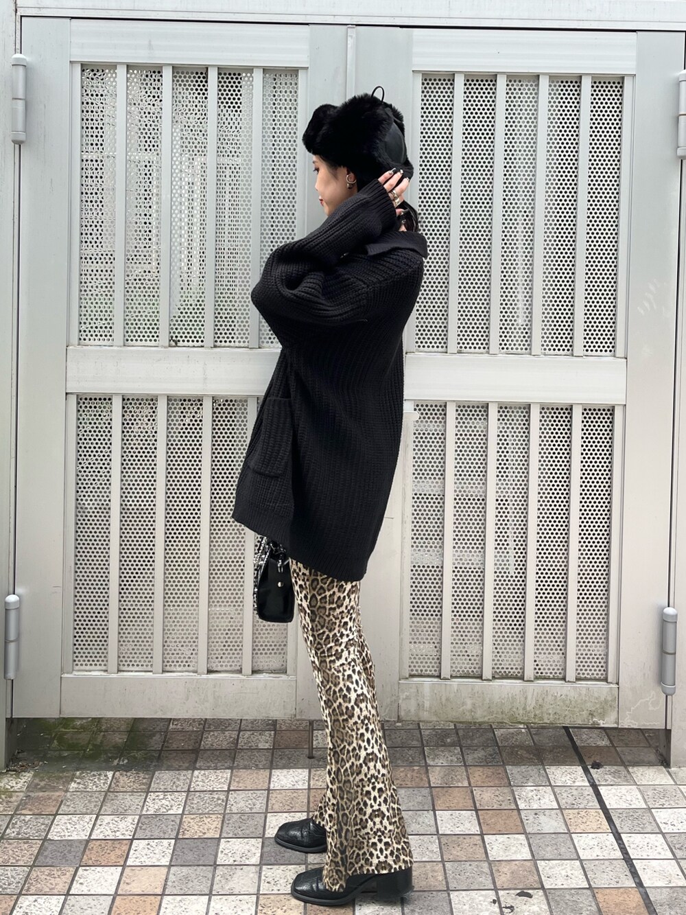 ブラック系のカーディガン/ボレロ、ブラウン系のその他パンツ、ブラック系のキャップを着用したレディースの秋コーディネートの3枚目の写真