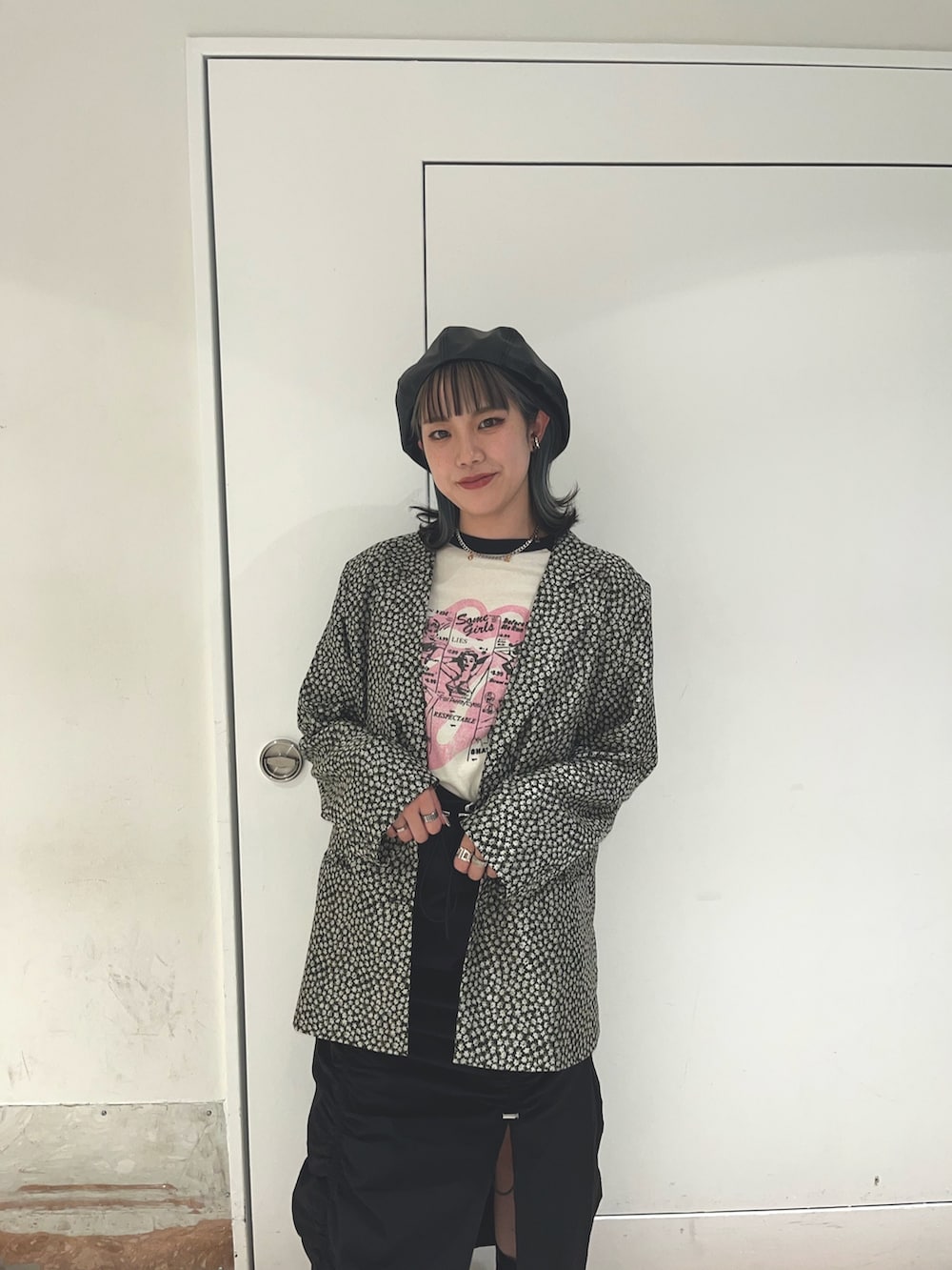 ブラック系のスカート、ブラック系のテーラードジャケット、ホワイト系のTシャツ/カットソーを着用したレディースの春コーディネートの4枚目の写真