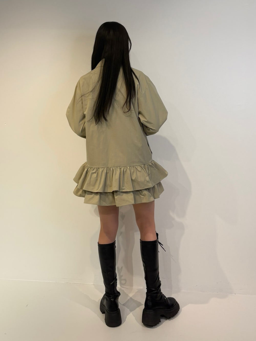 ベージュ系のワンピース、ブラック系のブーツを着用したレディースの秋コーディネートの3枚目の写真