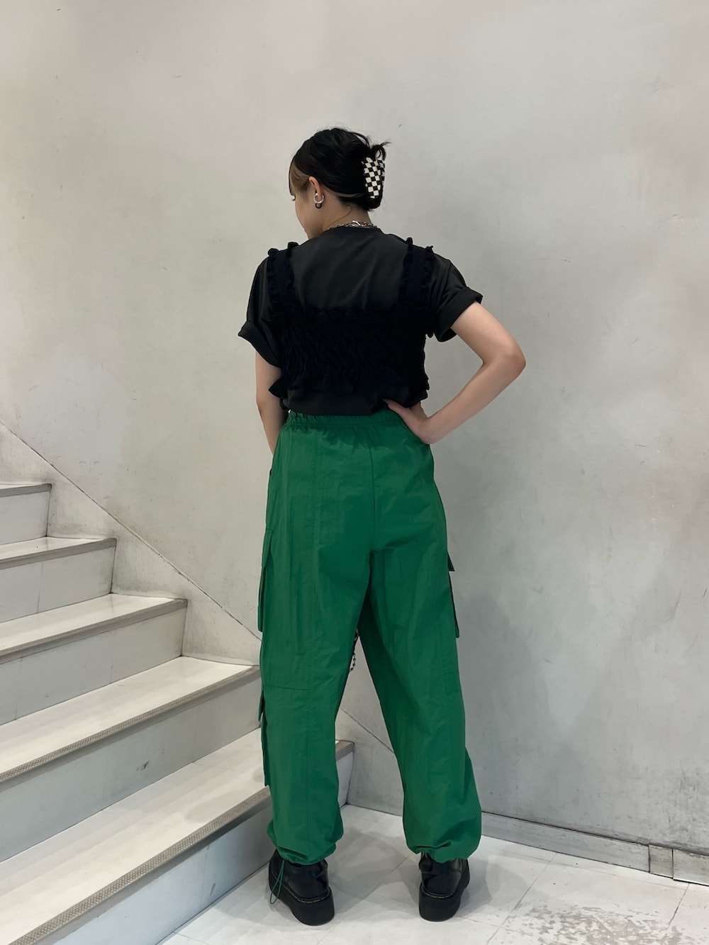 グリーン系のカーゴパンツ、ブラック系のベスト、グレー系のTシャツ/カットソーを着用したレディースの夏コーディネートの3枚目の写真