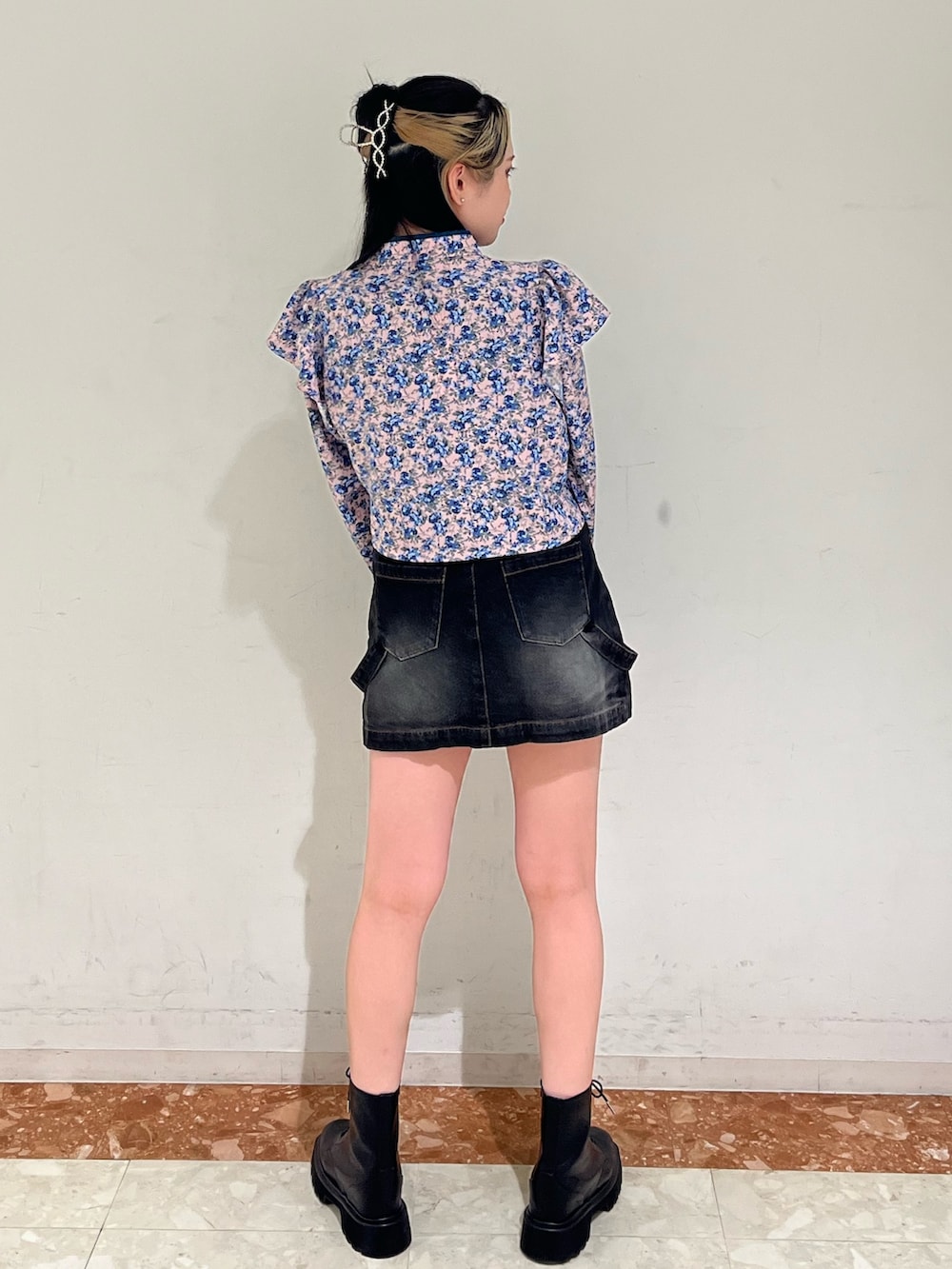 ブラック系のデニムパンツ、ピンク系のシャツ/ブラウス、ブラック系のブーツを着用したレディースの春コーディネートの3枚目の写真